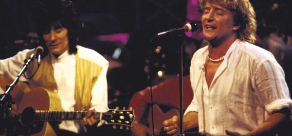Flashback to Rod Stewart’s Raw & Unplugged “Maggie May” Live in 1993