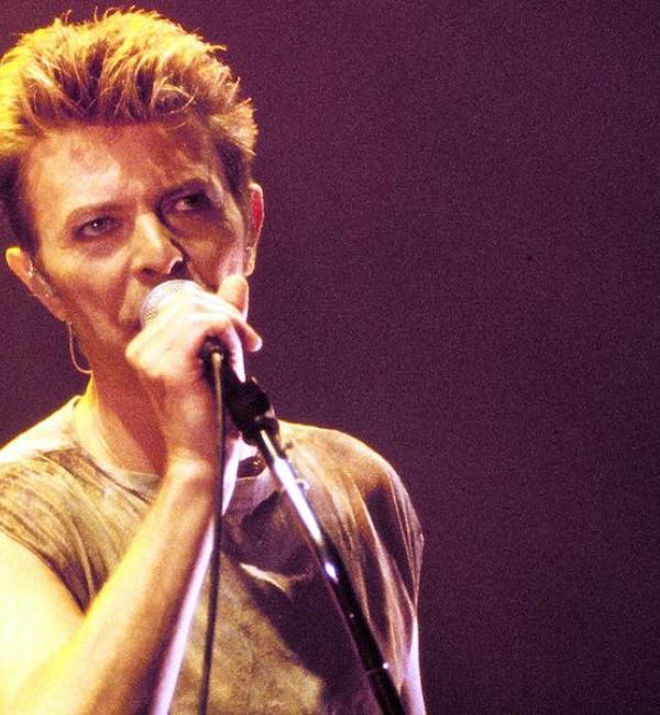 Flashback to David Bowie’s Eerie “Man Who Sold The World” From the Outside Tour in 1995