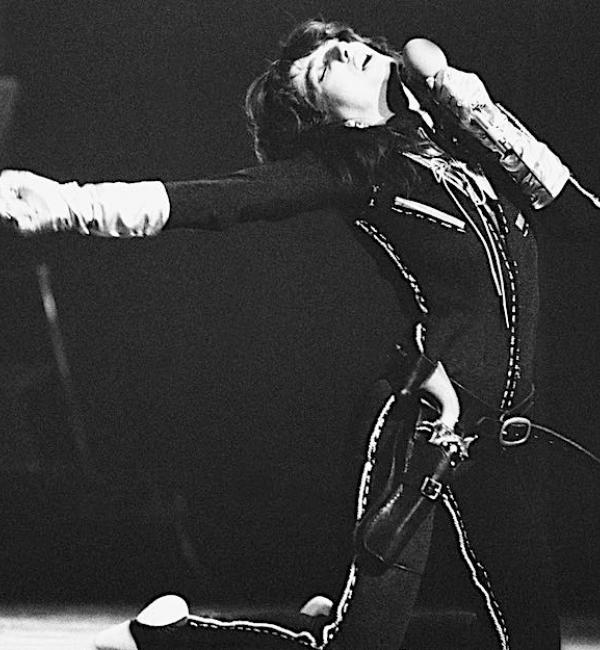5 Great Kate Bush Music Videos 